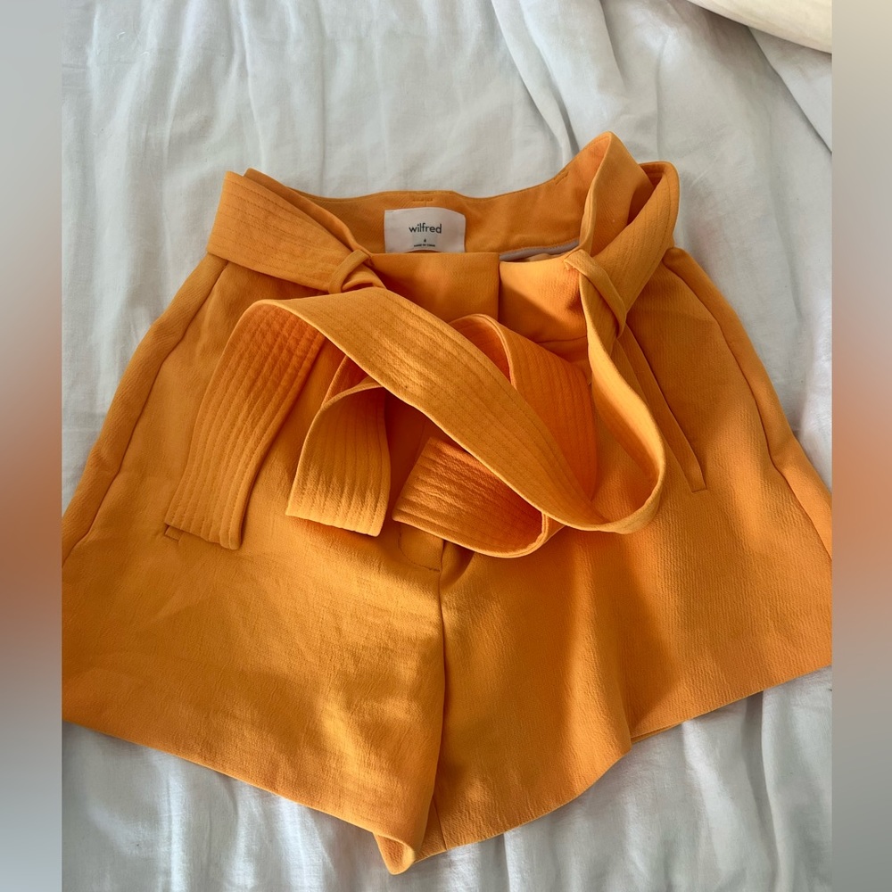 ARITZIA WILFRED CREPE SHORTS SIZE 4